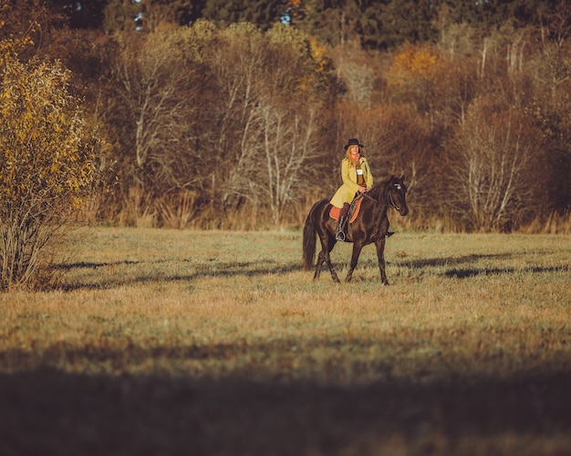 Foto gratuita niña monta un caballo