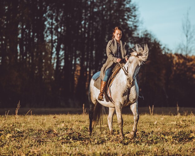 niña monta un caballo