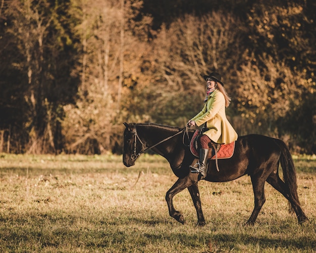 Foto gratuita niña monta un caballo