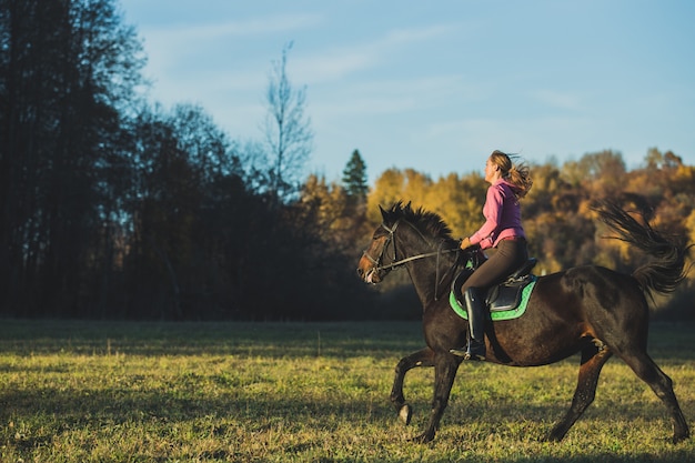 niña monta un caballo