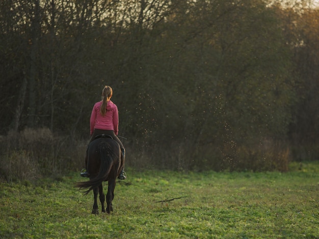 niña monta un caballo