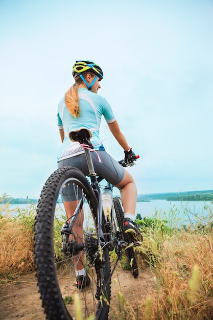 Foto gratuita niña montando bicicleta afuera