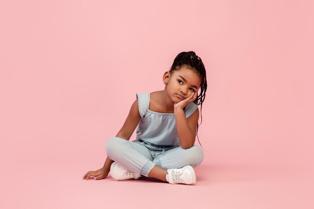 Niña morena de pelo largo feliz aislada en el fondo rosa del estudio Se ve feliz alegre sincero Copyspace Concepto de emociones de educación infantil