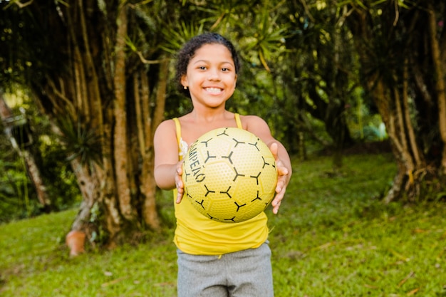 Niña mostrando pelota