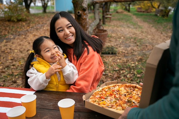 Foto gratuita niña y mujer sonriente de alto ángulo