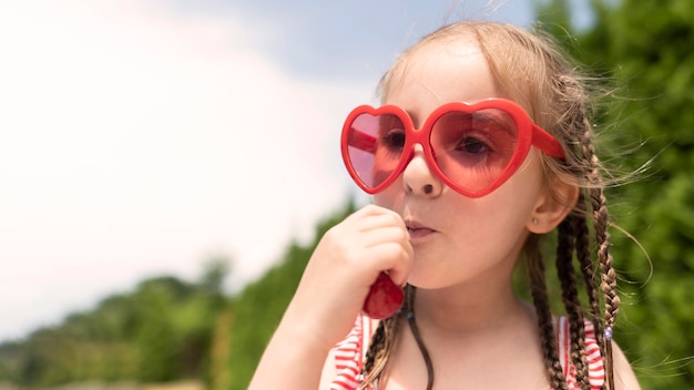 Niña niña con cerezas