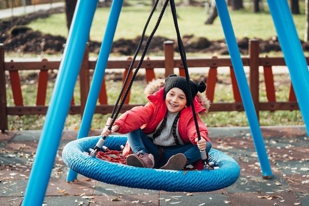 Foto gratuita niña niño feliz en columpio