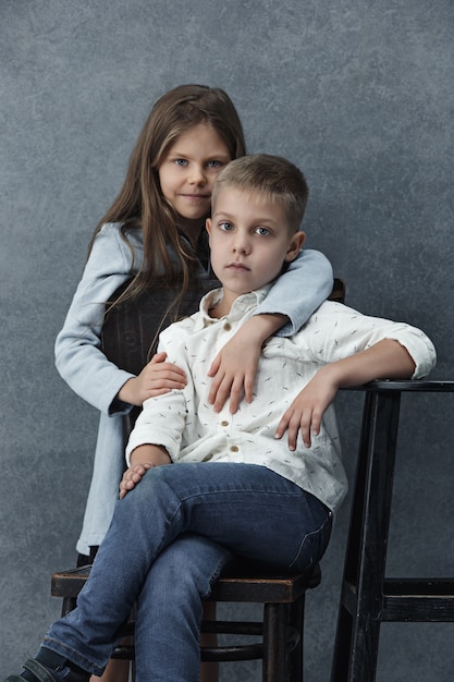 Foto gratuita niña y un niño en gris