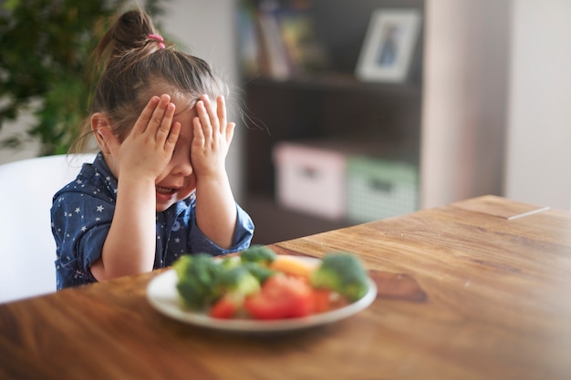 Foto gratuita la niña no quiere comer verduras