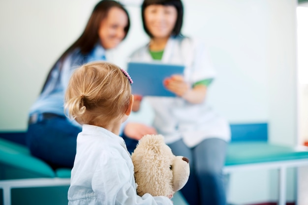 La niña en la oficina del médico