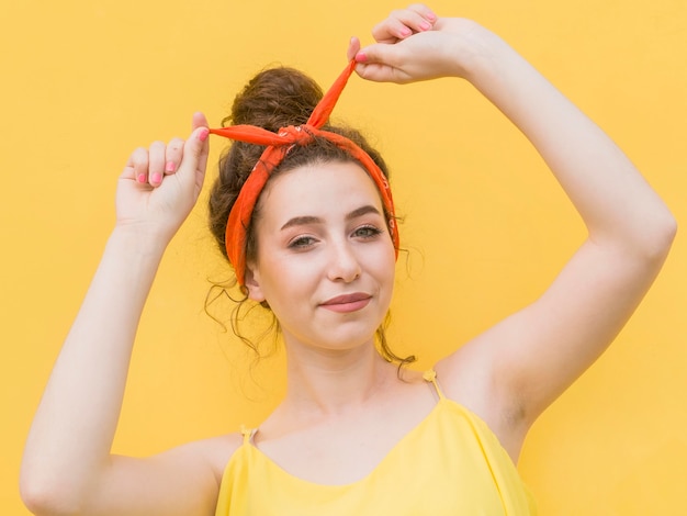 Foto gratuita niña con un pañuelo en la cabeza