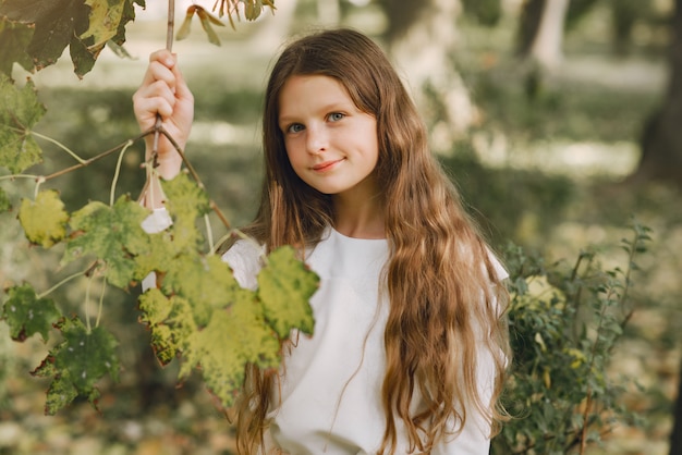 Niña en un parque con una blusa blanca