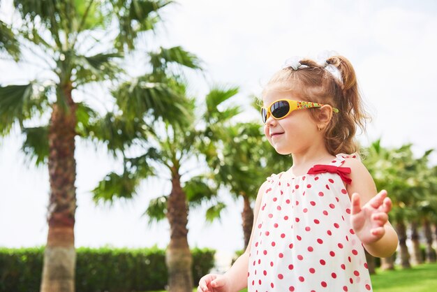 Niña en un parque cerca de árboles.