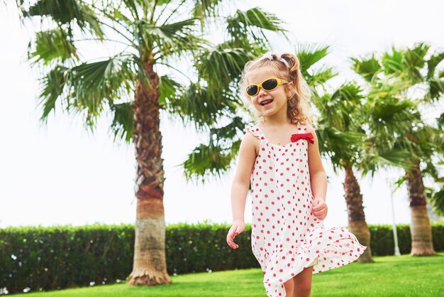 Niña en un parque cerca de árboles.