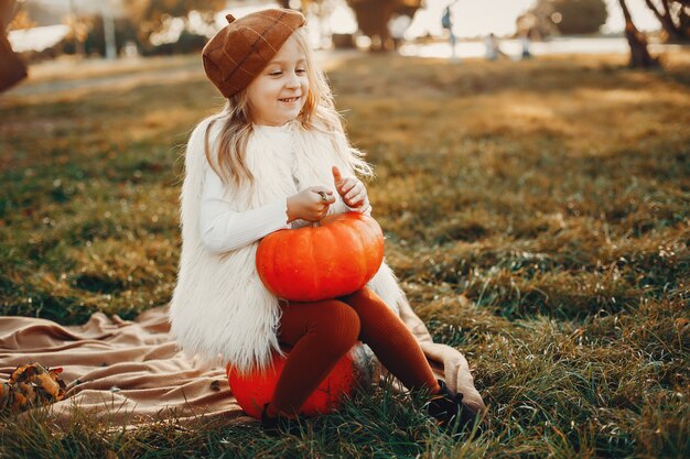 Niña en el parque otoño