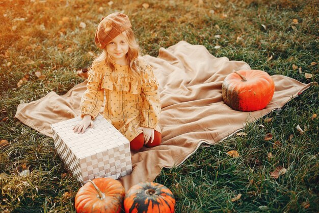 Niña en el parque otoño