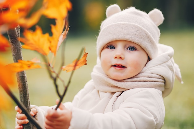 Foto gratuita niña en un parque de otoño