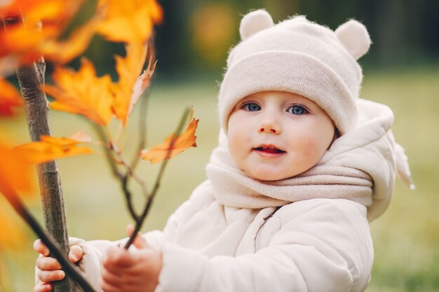 Niña en un parque de otoño