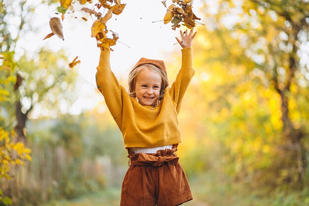 Niña en un parque de otoño