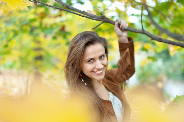 Niña en el parque de otoño