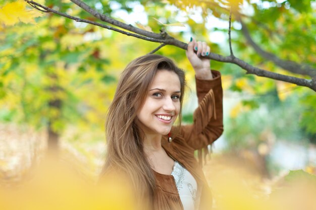 Niña en el parque de otoño