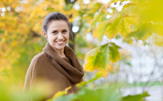 Niña en el parque de otoño