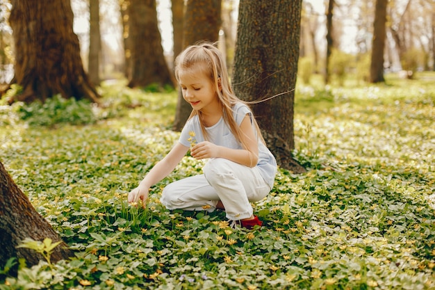 niña en el parque