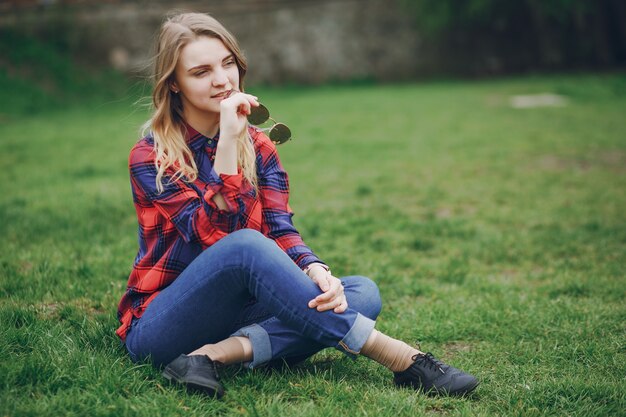 niña en un parque