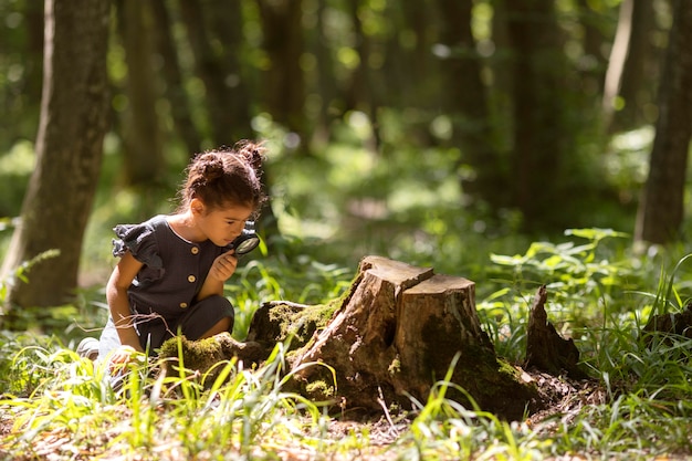 Niña participando en una búsqueda del tesoro