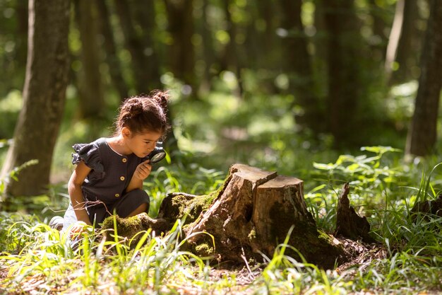 Niña participando en una búsqueda del tesoro