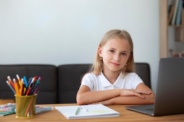 Niña participando en clases online en casa