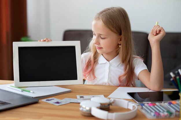 Niña participando en clases online en casa