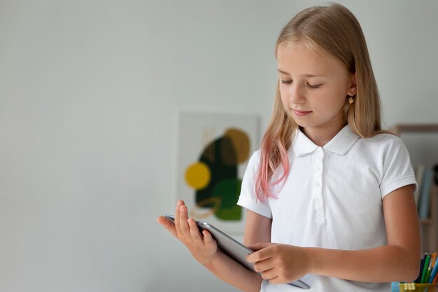 Niña participando en clases online en casa