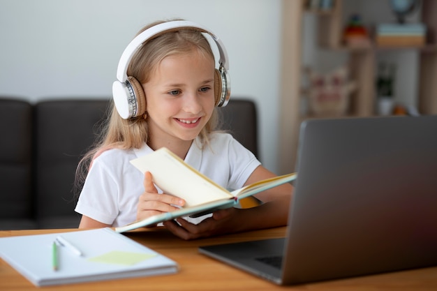 Niña participando en clases online