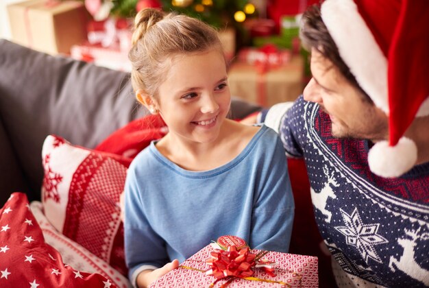 Niña pasando la Navidad con papá