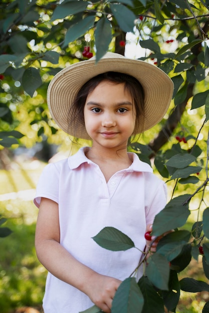 Niña pasando tiempo al aire libre en una zona rural disfrutando de la infancia