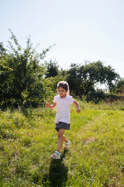 Foto gratuita niña pasando tiempo al aire libre en una zona rural disfrutando de la infancia