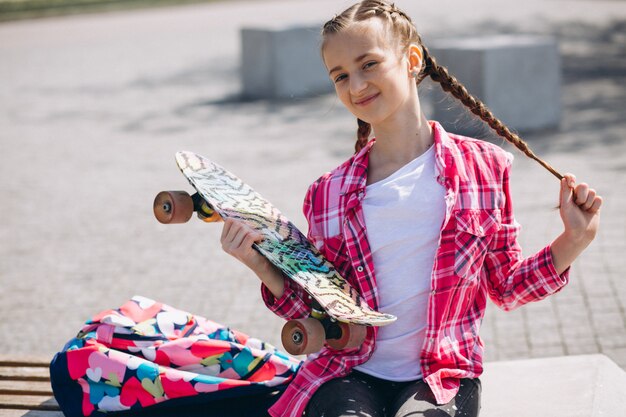 Niña patinadora en el parque