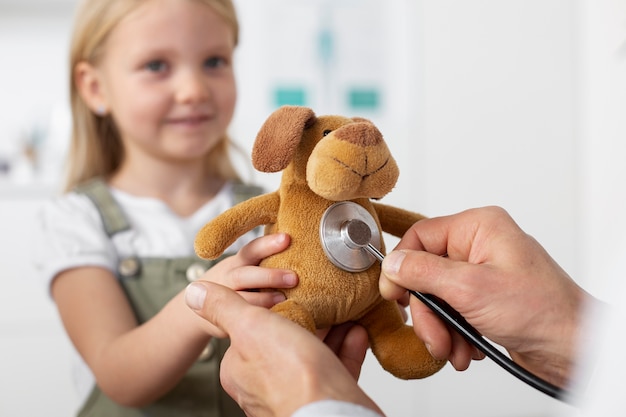 Niña en el pediatra para una consulta con su médico