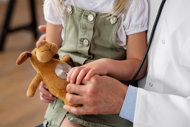 Niña en el pediatra para una consulta con su médico