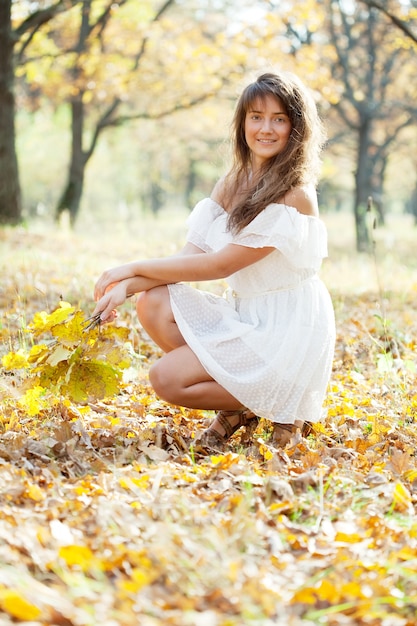 Niña de pelo largo en otoño