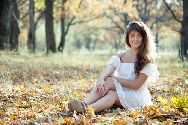 Niña de pelo largo en otoño