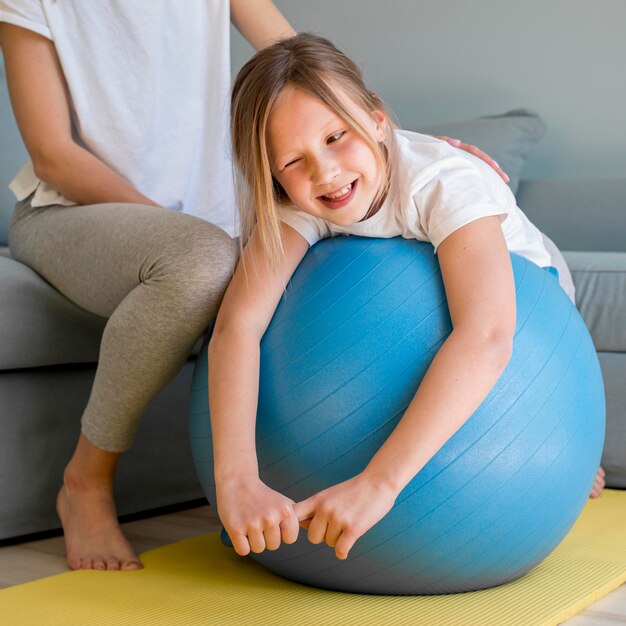 Niña en pelota que despide