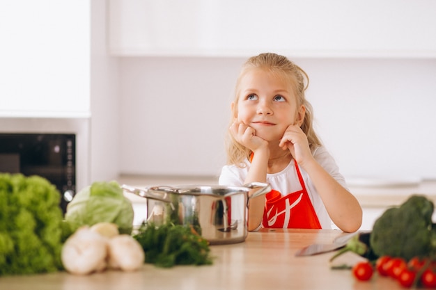 Niña pensando qué cocinar en la cocina