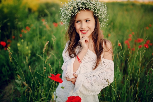 Niña pensativa disfrutando de la naturaleza