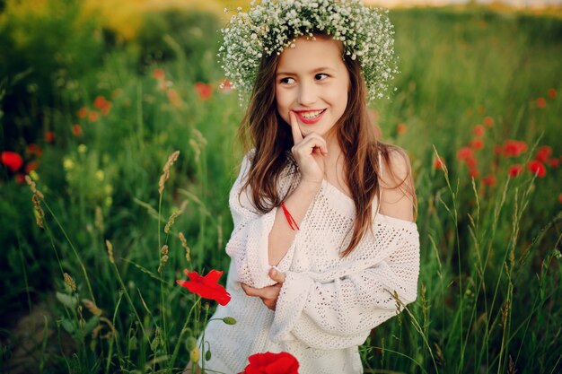 Niña pensativa disfrutando de la naturaleza