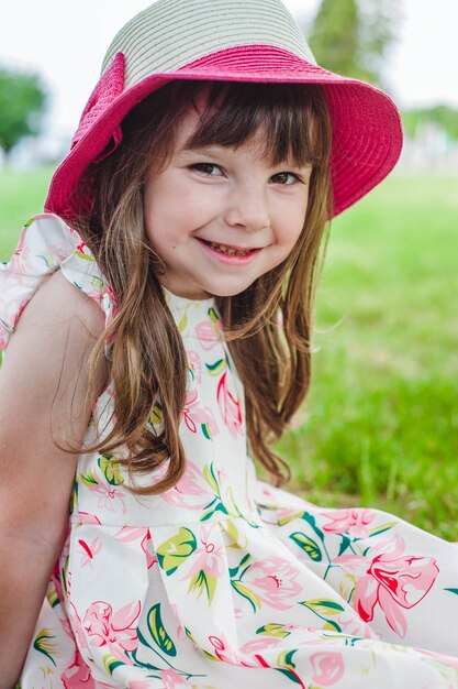 Niña pequeña adorable sonriendo en un parque