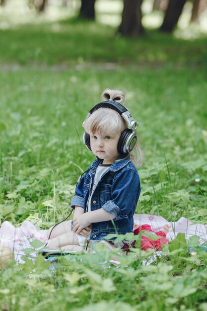 Niña pequeña con auriculares