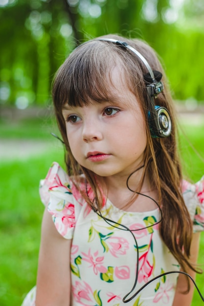 Niña pequeña con auriculares