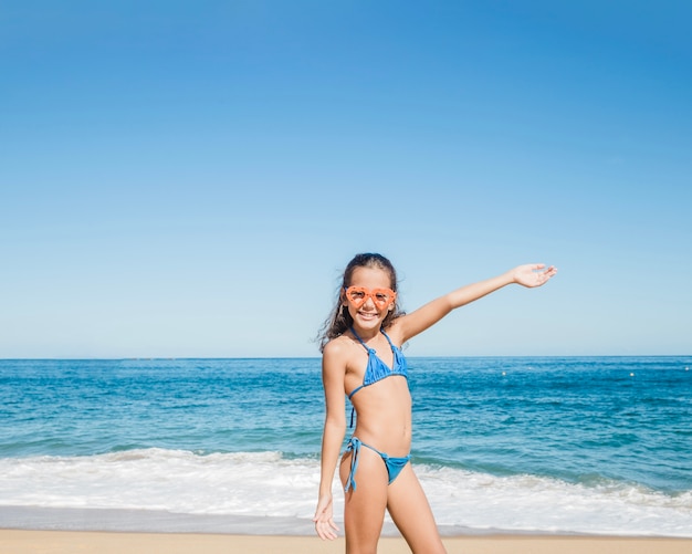 Niña pequeña disfrutando del verano